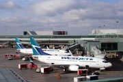 C-GLWS, Boeing 737-700, WestJet