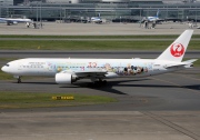 JA8985, Boeing 777-200, Japan Airlines