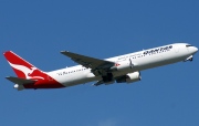 VH-OGT, Boeing 767-300ER, Qantas